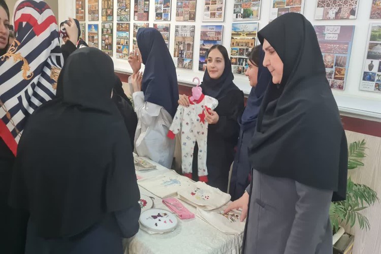 برگزاری بازارچه کارآفرینی از دست سازه های هنرجویان هنرستان امین